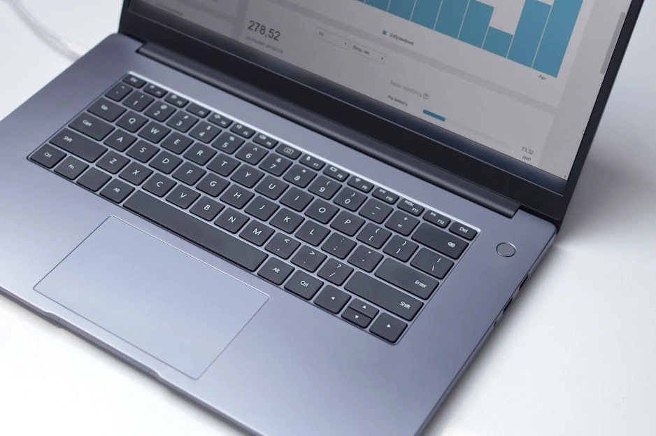 Panel de análisis de datos de una campaña de marketing digital exitosa.